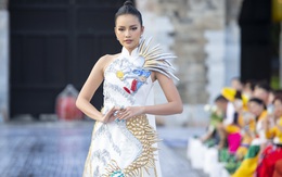 Hoa hậu Ngọc Châu diện áo dài 'Cá chép hóa rồng' làm vedette tại Hoàng thành Thăng Long