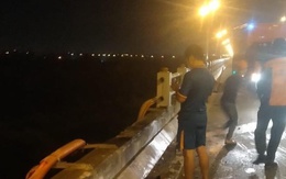 Xe tải 'bay' xuống sông từ cầu Thanh Trì, tài xế tự bơi vào bờ