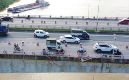 Nguyên nhân khiến xe đầu kéo đâm đổ lan can, lao xuống sông Hồng