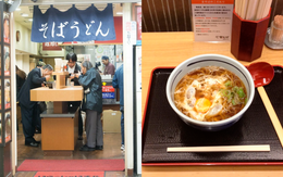 Dân công sở Nhật: Sáng đi làm vội, không có thời gian ngồi tử tế mà phải đứng một chỗ ăn vội vàng