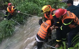 Giải cứu 23 học sinh mắc kẹt bên bờ suối