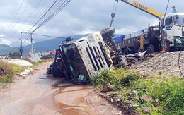 Hai người bị ôtô tải lật đè chết trên quốc lộ 20