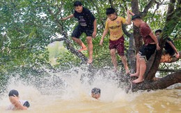 Trẻ em ngoại thành Hà Nội chơi đùa trong làn nước lũ