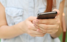 Cô gái 20 tuổi tổn thương mắt nghiêm trọng vì xem điện thoại dưới nắng