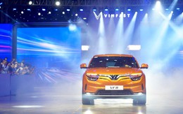 100 xe điện VinFast VF8 bàn giao cho khách  hàng Việt Nam trước khi vào thị trường quốc tế