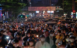 Hà Nội: "Biển người" chen chúc giờ tan tầm
