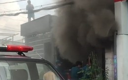 Ô tô đỗ trong nhà bốc cháy, cả khu phố ở TP Thủ Đức hỗn loạn giữa trưa
