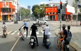 Thanh niên chạy như bay cứu cô gái bị ô tô cuốn vào gầm