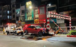 Hà Nội: Xe Mercedes nát đầu khi đâm vào cầu vượt, nữ tài xế lảo đảo bước lên ghế lái