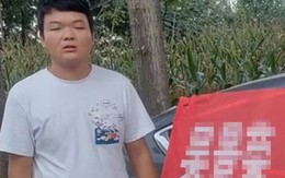 Anh chàng treo băng rôn, phát loa đòi nhà bạn gái cũ 400 triệu đồng