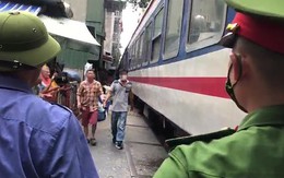 Cố lách vào chụp ảnh, người đàn ông bị tàu hất văng vào tường