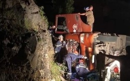 Xe đầu kéo đâm vào vách đá, tài xế tử vong