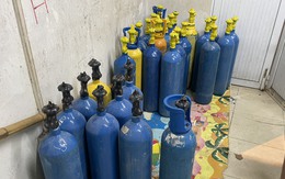 Phát hiện kho chứa hàng chục bình "khí cười" giữa Thủ đô