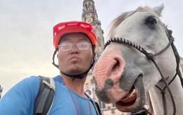 Chàng trai cưỡi ngựa từ châu Âu về quê ở Trung Quốc