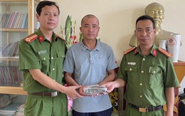 Công an Hà Nội trao trả gần 200 triệu đồng cho "khổ chủ" đánh rơi