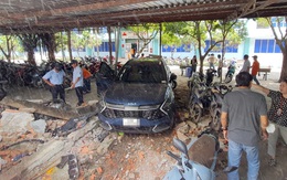 Ô tô chạy lùi tông gãy trụ nước, thủng tường công ty