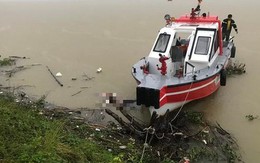 Thi thể người đàn ông mặc quần bò, áo sơ mi trắng trôi dạt trên sông