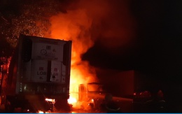 Cháy 3 xe container, nhiều tiếng nổ vang trời