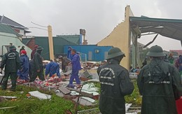 Điều động hàng trăm chiến sĩ giúp dân khắc phục hậu quả trận lốc xoáy ở thị trấn ven biển Quảng Trị