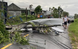 Hình ảnh hàng chục ngôi nhà bị tốc mái, cây xanh gãy đổ do bão Noru ở Thừa Thiên Huế