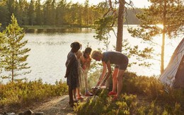 Người Thụy Điển được khuyến khích tận hưởng cuộc sống, vào rừng chơi được tặng tiền