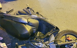 Hai cô gái văng xa nhiều mét sau va chạm với xe ben ở TP.HCM