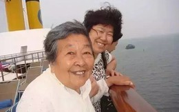 Hai chị em đưa mẹ 80 tuổi đi du lịch 17 nước: Có mẹ là hạnh phúc nhất