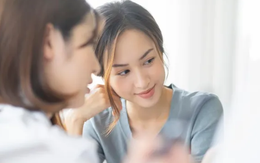 Đến nhà chị dâu cũ, tôi sững người khi thấy tấm ảnh cưới treo trong phòng khách