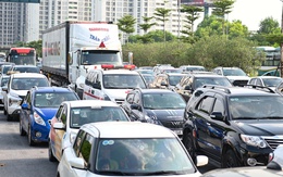 Chưa hết kỳ nghỉ lễ 2/9, người dân ùn ùn trở lại Hà Nội