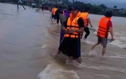 Trên đường đi khám bệnh về, 2 vợ chồng bị nước lũ cuốn mất tích