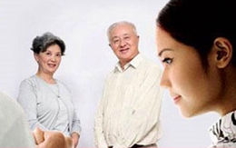 Đến nhà bạn trai chơi, tôi tái mặt khi nhận ra bố anh