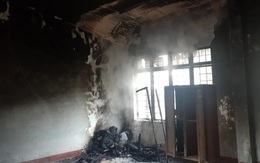 Trường học bị sét đánh bốc cháy trước ngày khai giảng