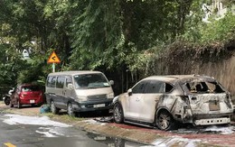 Xế hộp bất ngờ bùng lửa, cháy dữ dội trên vỉa hè ở TP Thủ Đức