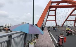 Nhiều người lên cầu Bình Lợi theo dõi, ngóng tin vụ nhảy cầu