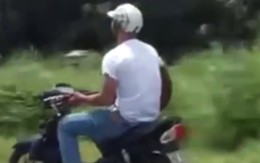 Người đàn ông chạy xe máy bằng chân, ôm đàn hát say mê trần tình lý do gây sốc