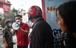 Dòng người đứng dưới mưa chờ nhận dạng thi thể vụ cháy quán karaoke