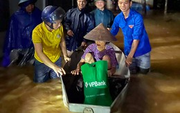 Hà Nội huy động bộ đội giúp dân chạy lũ trong đêm