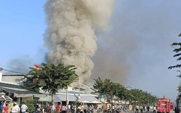 Cháy cơ sở phế liệu ở Bình Dương, một người mắc kẹt trong nhà