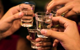 Chuyên gia cảnh báo mối nguy từ lời mời 'uống chút rượu cho ấm bụng'