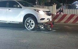 Tài xế ô tô kéo lê xe máy hơn 1km, dân bức xúc truy đuổi dẫn tới ẩu đả