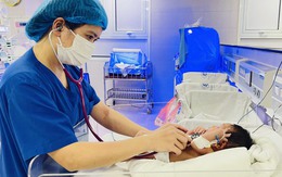 Bé gái sinh non thủng ruột khi còn trong bụng mẹ