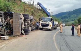Ôtô tải lật ngang sau khi tông vào ta luy dương, 3 người tử vong