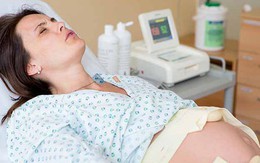 Đang cơn đau chuyển dạ, chồng nói một câu làm tôi chết lặng