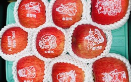 Chợ trái cây Tết: 9 quả táo giá 4 triệu đồng vẫn đắt khách mua