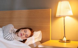 Vì sao không nên bật đèn khi ngủ?