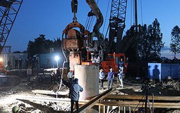 Chuẩn bị rút ống vách ở hiện trường bé trai rơi xuống trụ bê tông