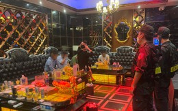 Tiếp viên quán karaoke múa thoát y phục vụ khách