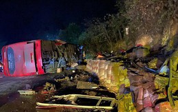 Tai nạn xe khách trên QL6 khiến 2 người tử vong, 19 người bị thương