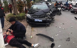 Vụ ô tô biển xanh "nát đầu" trên phố Hà Nội: Tài xế có "hơi men"