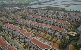 Bên trong đại đô thị với hàng trăm biệt thự trị giá chục tỷ, xa hoa tiện ích đủ cả nhưng lại hoang vắng chẳng một bóng người
